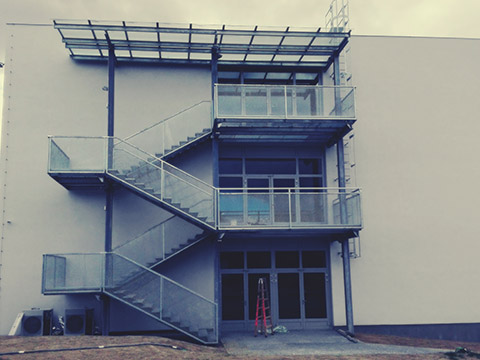 Požární schodiště a žebřík škola Dolní Břežany